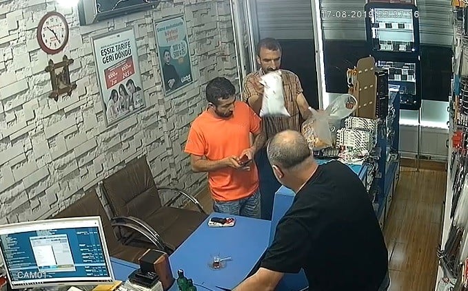 Cami için toplanan paraları çaldılar 