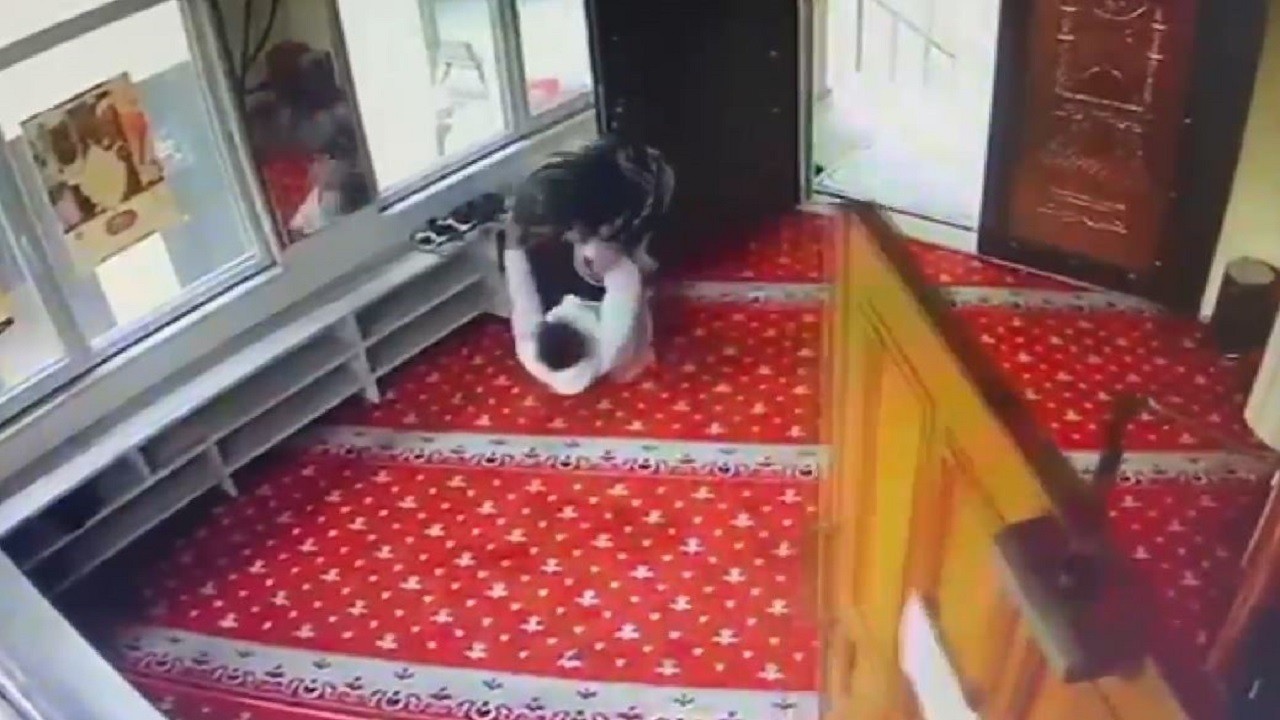 Cami içinde dehşet! 16 yaşındaki çocuğu makasla yaraladı