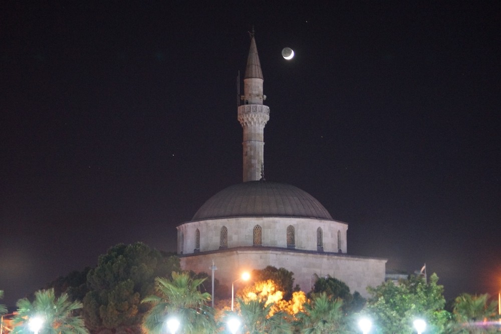 Cami ile hilal buluşması mest etti 