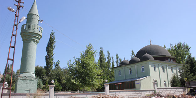 Cami ile minarenin ayrı yerde olması şaşırtıyor