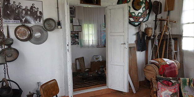 Cami imamı yaklaşık 20 yılda biriktirdiği eşyaları tarihi evinde sergiliyor