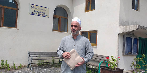 Cami imamı yolda bulduğu parayı sahibine teslim etti