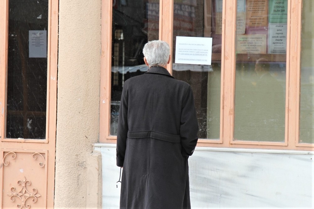 Cami kapısına asılan yazıyı görünce geri döndüler 
