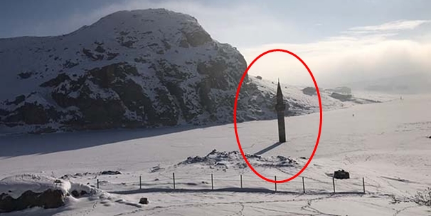 Cami karlar altında kaldı