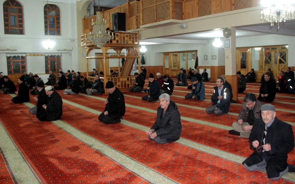 Cami Kebir’de eller semaya Mehmetçik için açıldı 