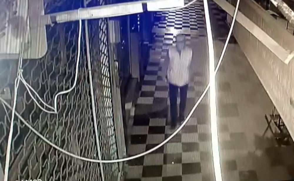 Camı kırarak telefonları çaldı 
