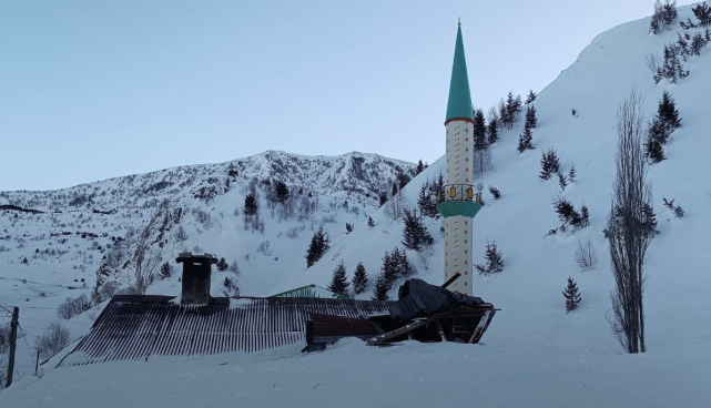 Cami lojmanına çığ düştü