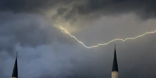 Cami minareleri arkasında çakan şimşeklerden görsel şölen