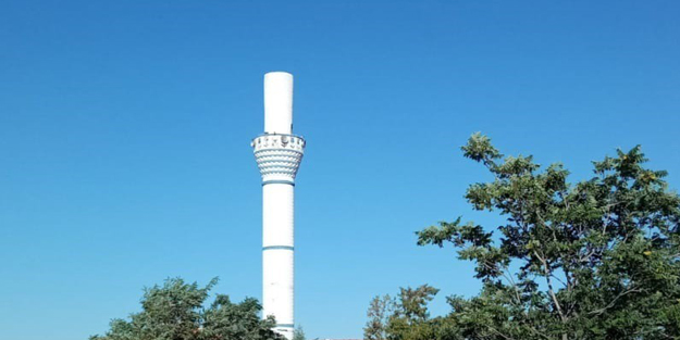 Cami minaresi fırtınada yıkıldı!