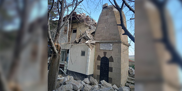 Cami minaresi şiddetli rüzgarda yıkıldı