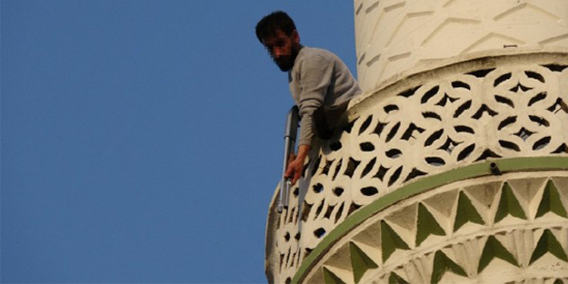 Cami minaresinde pompalı tüfek dehşeti!