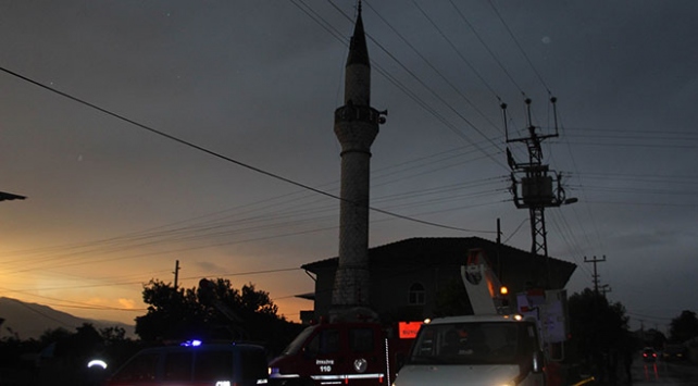 Cami minaresine yıldırım düştü
