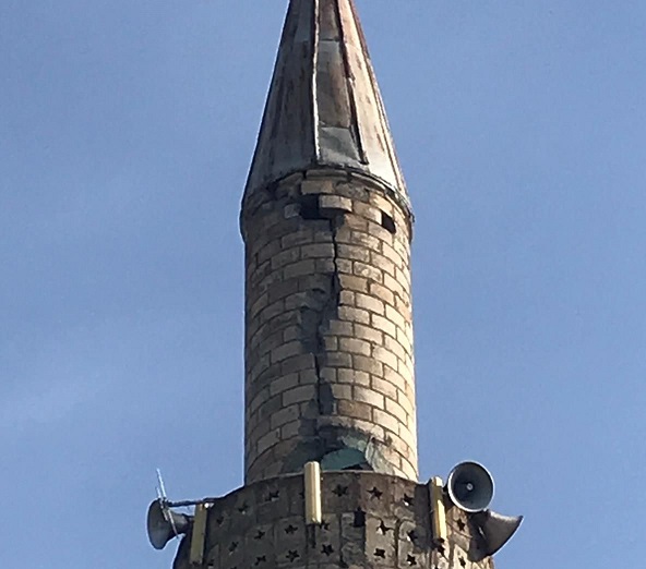 Cami minaresine yıldırım düştü