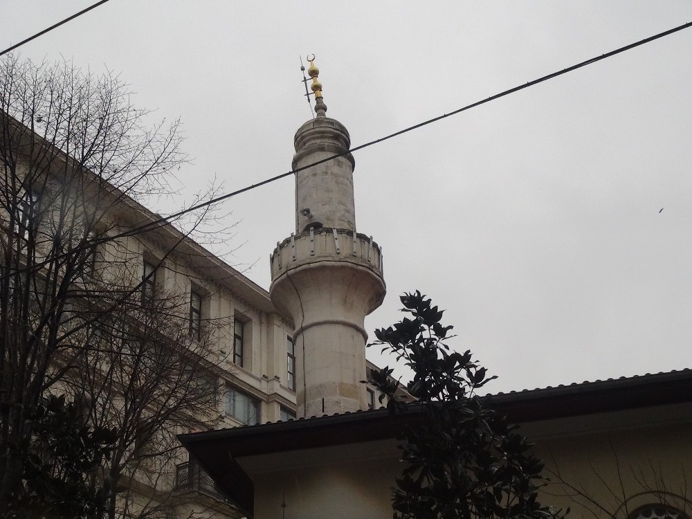 Cami minaresinin sallanan alemi zabıta ekiplerini harekete geçirdi 