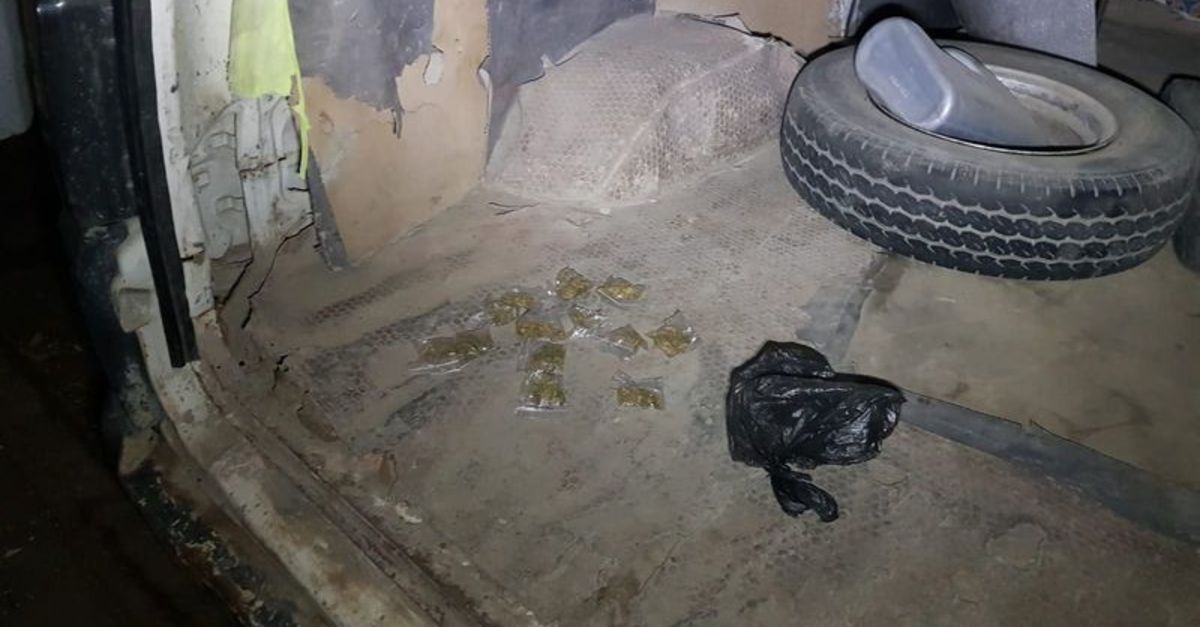 Cami önünde uyuşturucu satışına operasyon