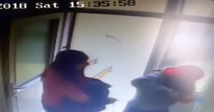 Rezalet! Cami tuvaletine giren kızlar...