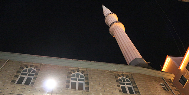 Cami tuvaletine abonelik sistemi getirdi! Tuvaletten çıkıp afişi gören şaşıp kaldı