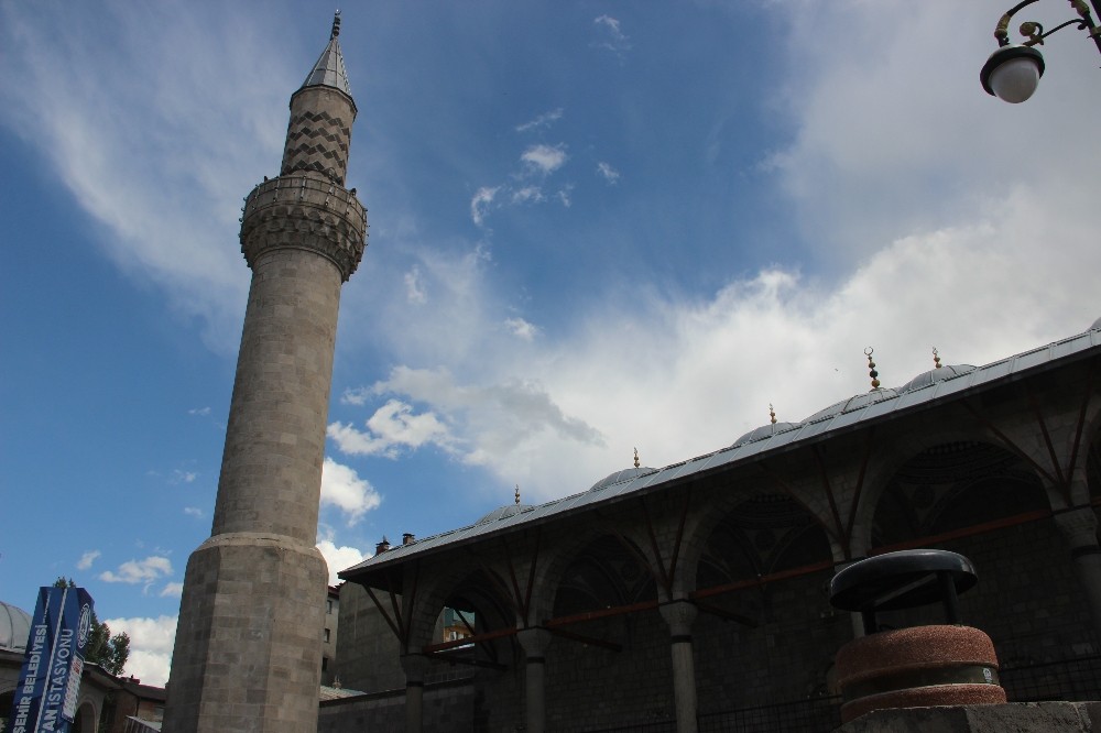 Cami ve Minaresi birbirinden ayrı olan tarihi yapı dikkatleri üzerine çekiyor 