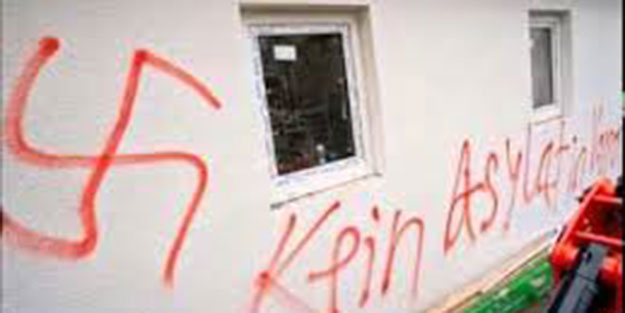 Cami ve sığınmacı yurduna ırkçı saldırı