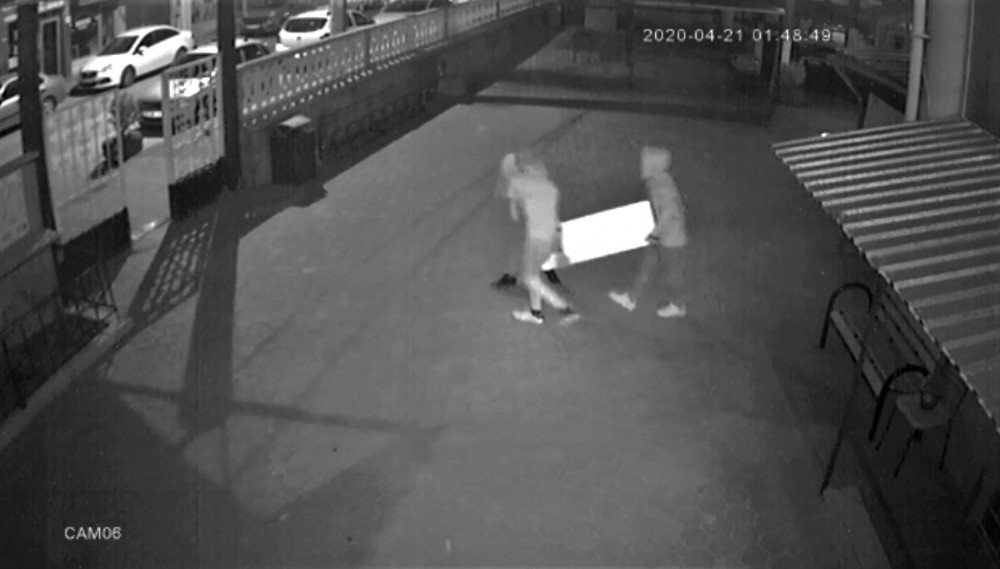 Cami yardım kutularını çalan hırsızlar güvenlik kameralarına yansıdı 