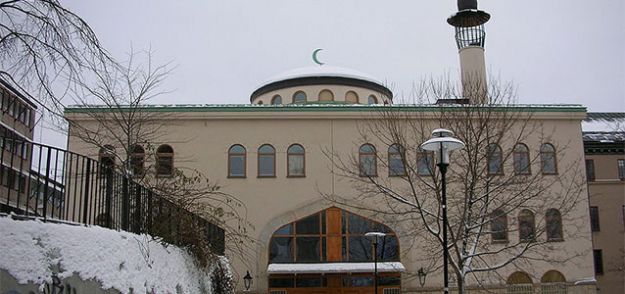 Cami kapılarına gamalı haç çizdiler