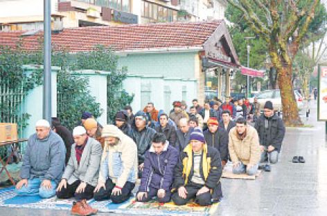 Cami yetersizliği cemaate zor anlar yaşatıyor
