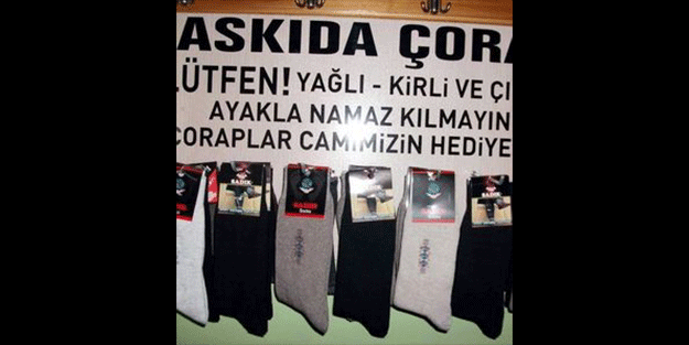 Camide askıda çorap uygulaması: İbadete gelenlerden takdir topladı