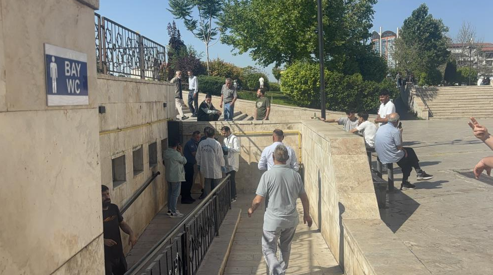 Camide bayılan kişi hastanede vefat etti