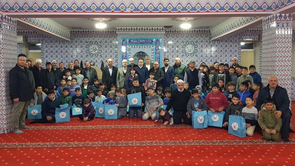 Camide beş vakit namaza katılan öğrencilere ödül 