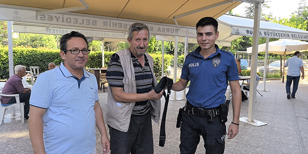 Camide bulduğu döviz dolu çantayı polise teslim etti