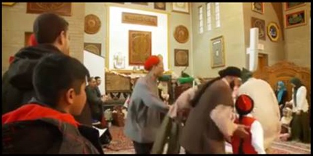 Şeyhe, sarıklı cübbeli doğum günü skandalı - VIDEO