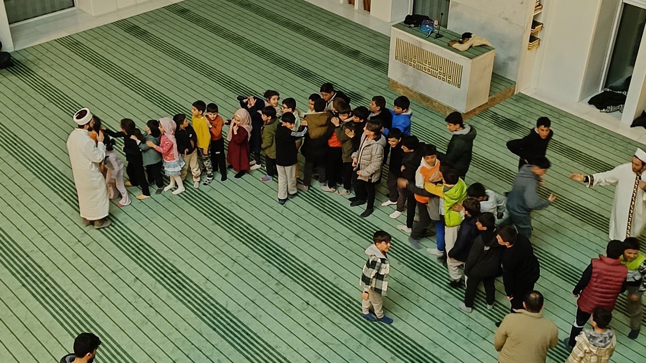 Camide hem namaz hem oyun! Minikler teravihte camiyi şenlendiriyor!