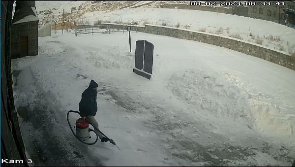 Camide hırsızlık kameraya yansıdı! Önce kameraya sonra polise yakalandı