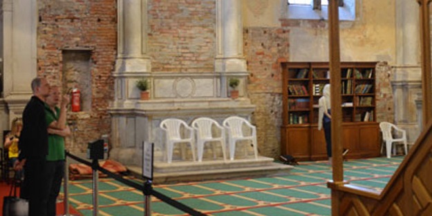 Camide ibadet başlayınca kapatıldı