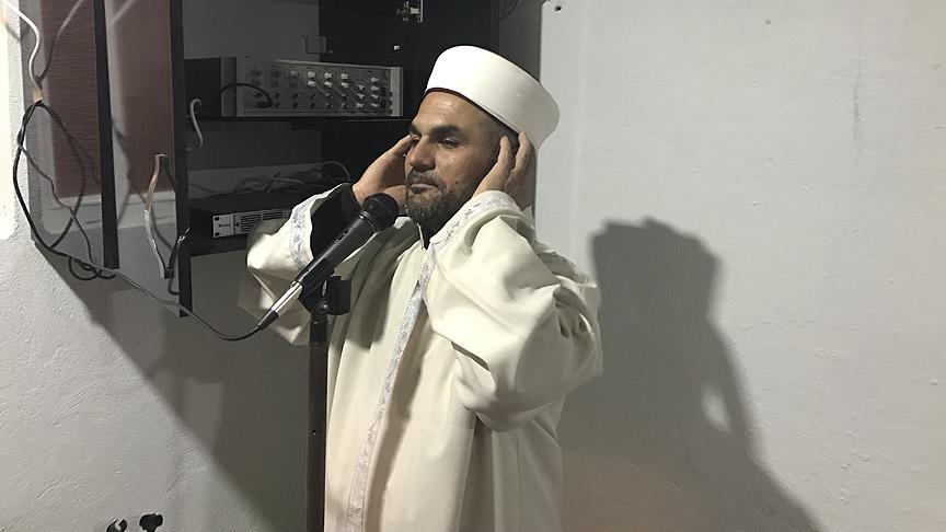 Camide imam, belediyede kepçe operatörü