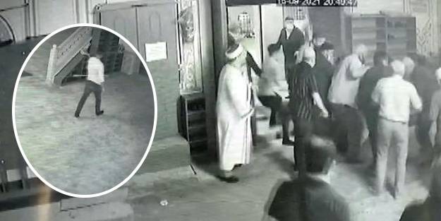 Camide imam ve cemaate saldırı! O anlar anbean kaydedildi
