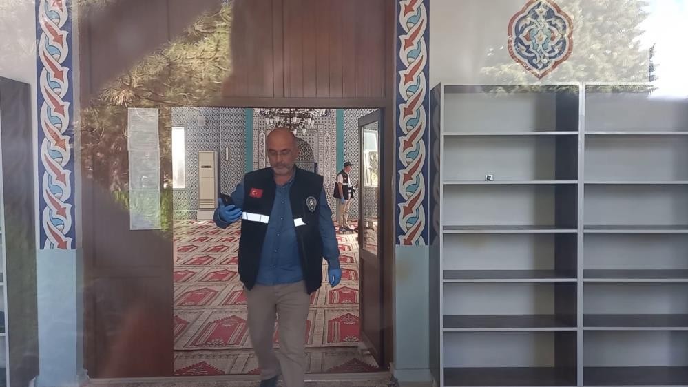 Camide imama silahlı saldırı