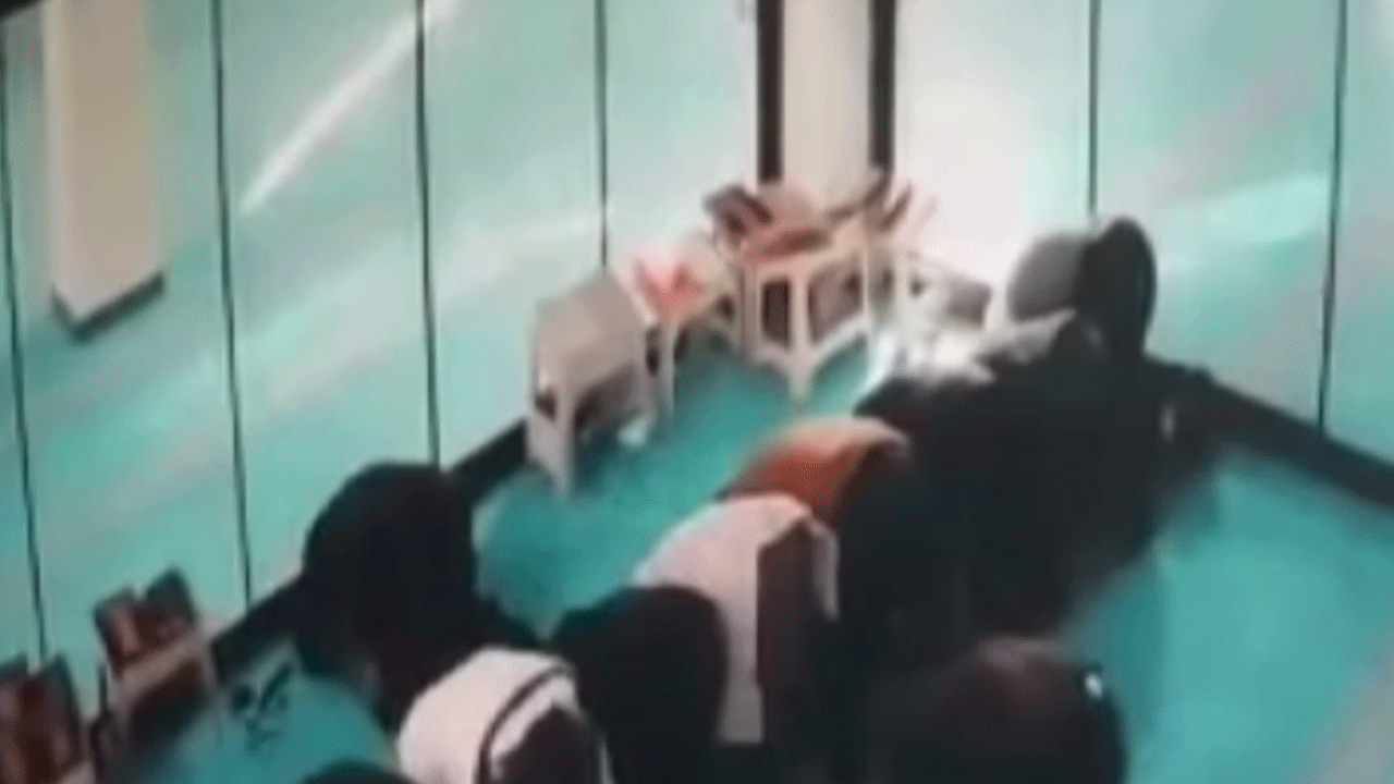 Camide korku dolu anlar: Cemaat ne yapacağını şaşırdı!