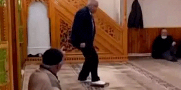 Camide Kur'an'a basmıştı! Ödül gibi ceza