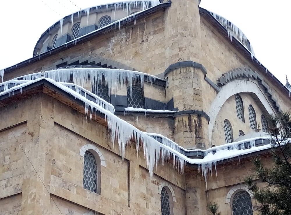 Camide oluşan buz sarkıtları sanatsal görüntüler oluşturdu 