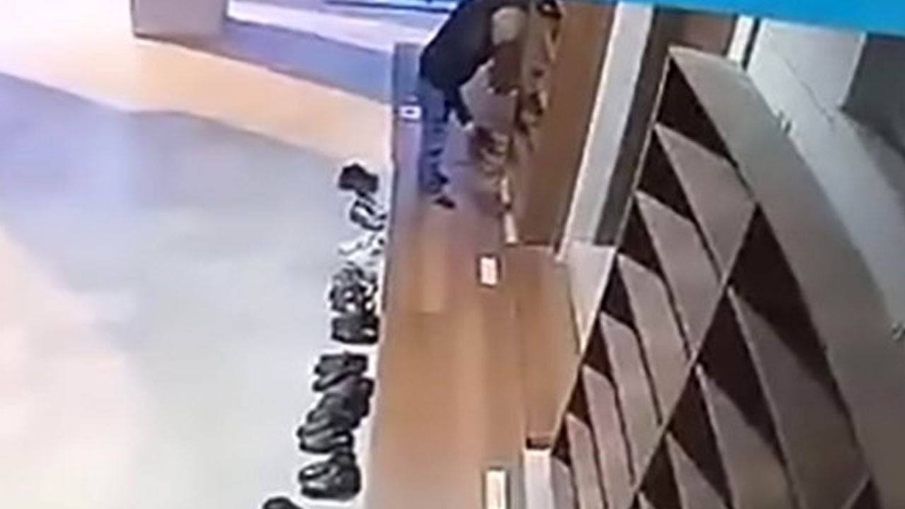 Camide pes dedirten ayakkabı hırsızlığı