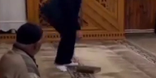 Camide rezalet görüntü! Başkan adayı Kur'an-ı Kerim'i önce öptü sonra ayağıyla üstüne bastı