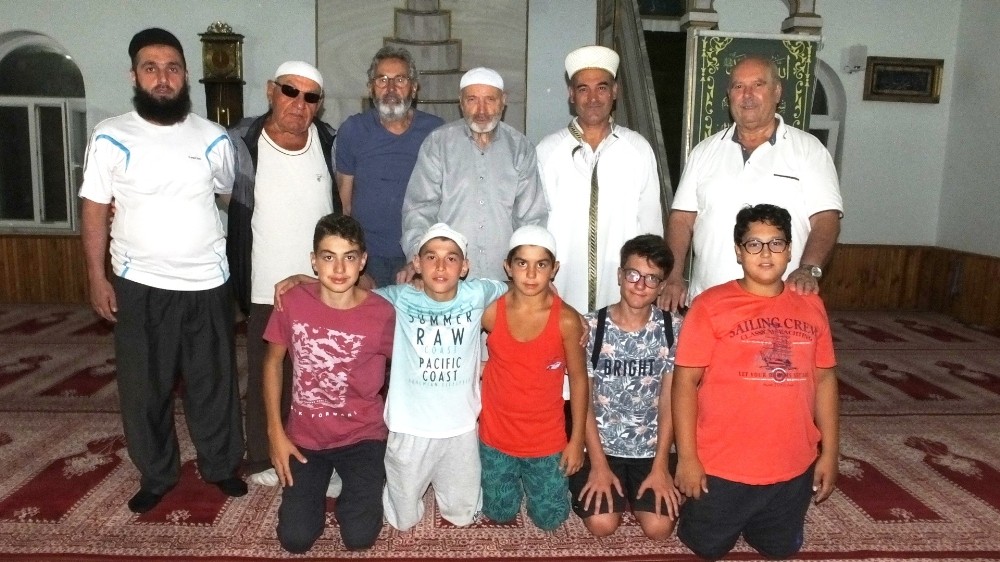 Camide sırayla müezzinlik yapıyorlar 