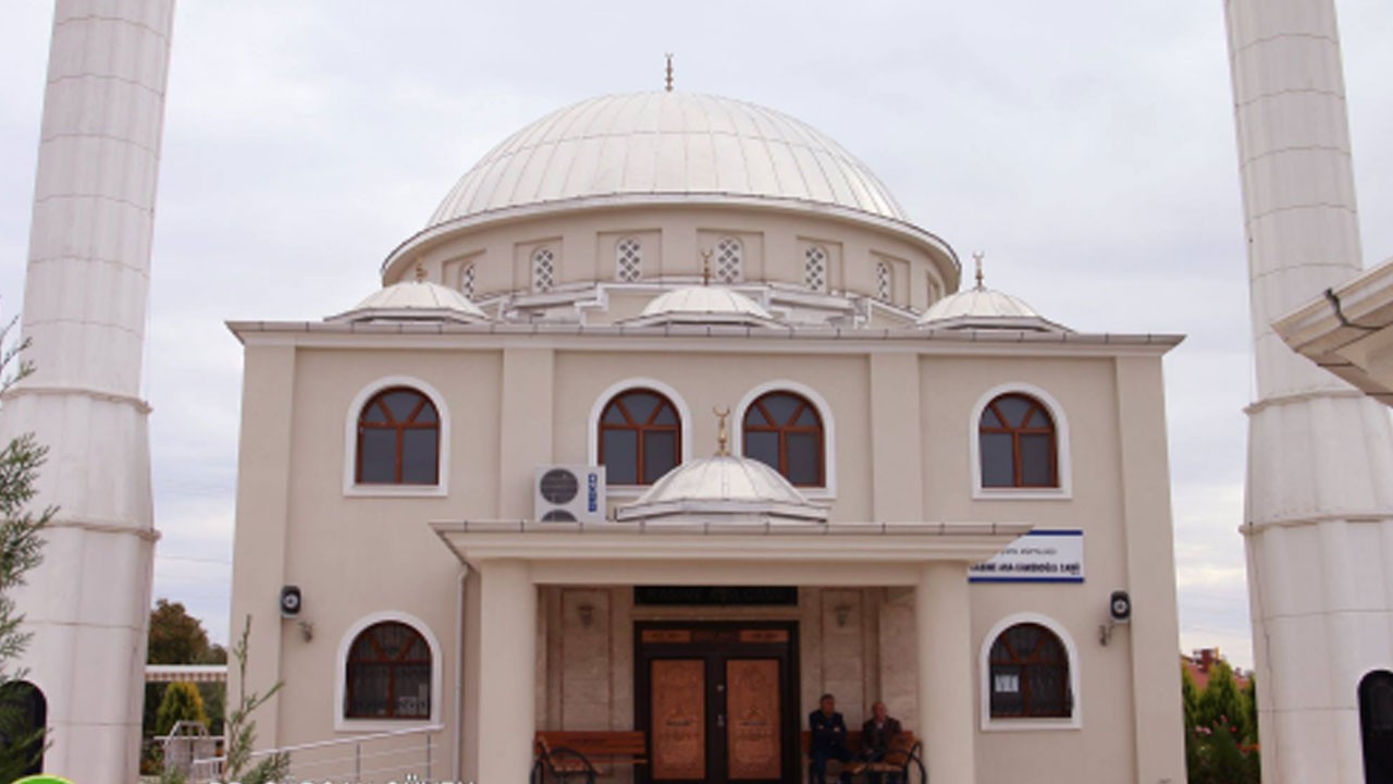 Camide şortla uyuyanları uyardığı için dayak yiyen müezzin, saldırganlardan birini tüfekle vurdu