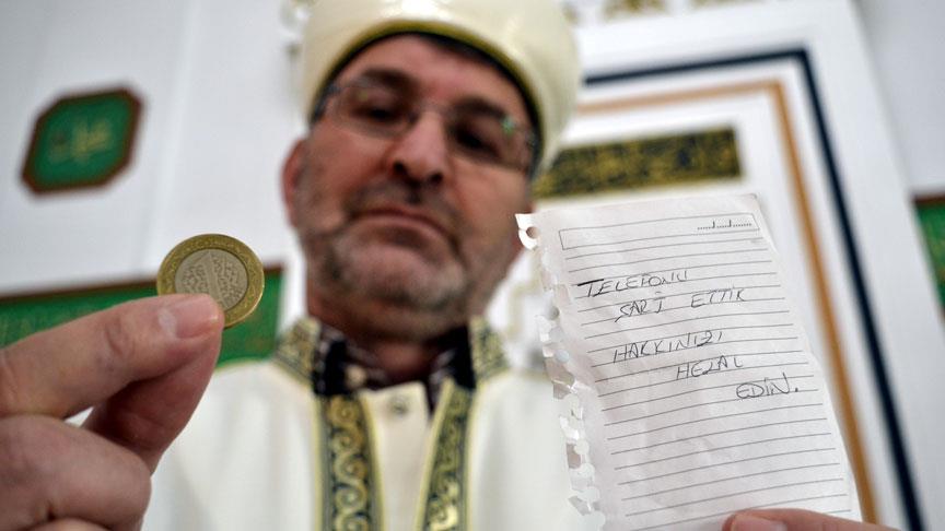 Camide telefonunu şarj eden vatandaşın 'helâl' duyarlılığı