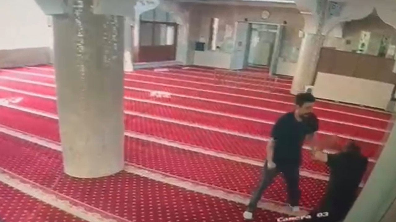 Camide temizlik yapan imama saldırı