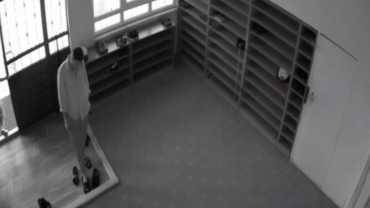 Camide terlik hırsızlığı kamerada