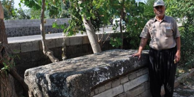 Camideki musalla taşı Roma dönemine ait lahit çıktı! Gözü gibi koruyor