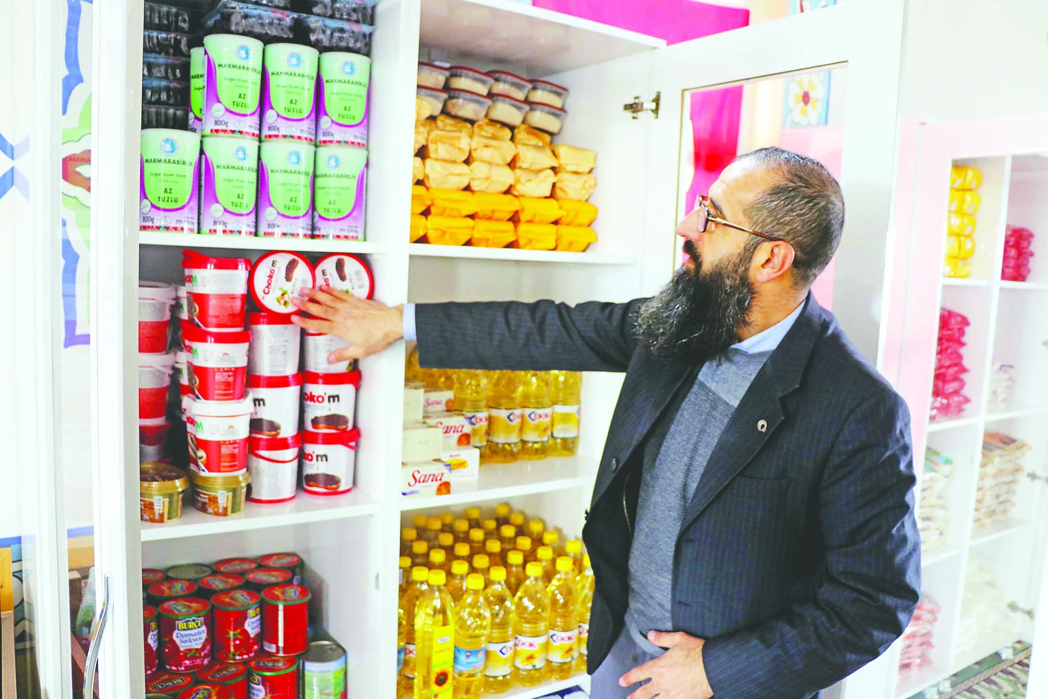 Camideki "paylaşım dolabı" depremzedeler için hizmet görüyor