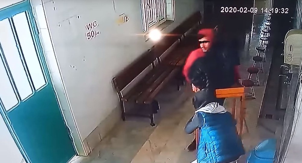 Camideki sadaka kutusunu masasıyla çalan zanlılar yakalandı 